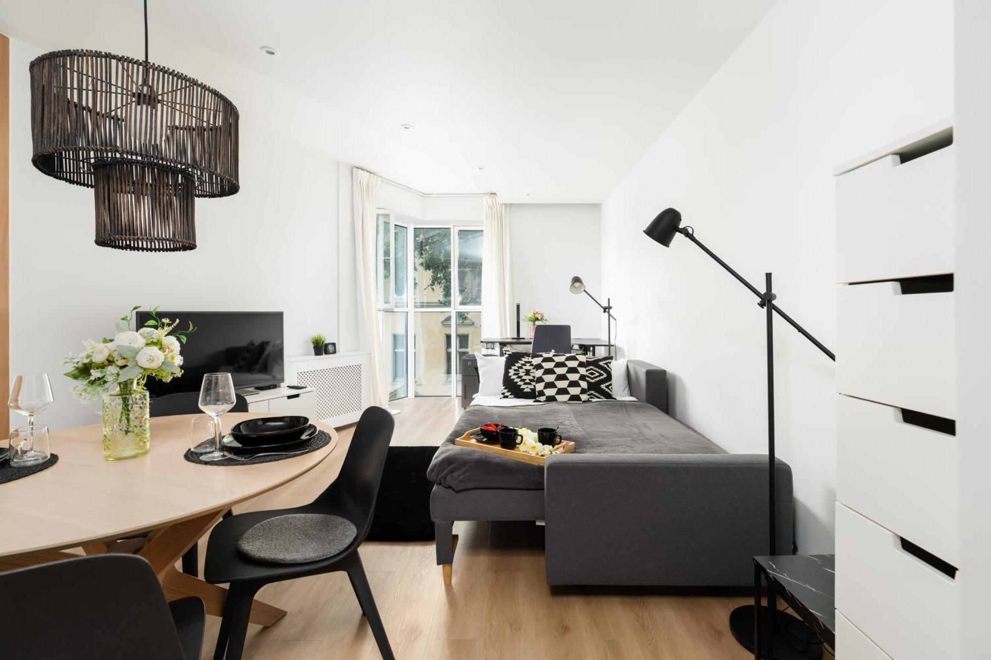 Cozy Black & White In Center With Free Garage By Renters Apartmán *
