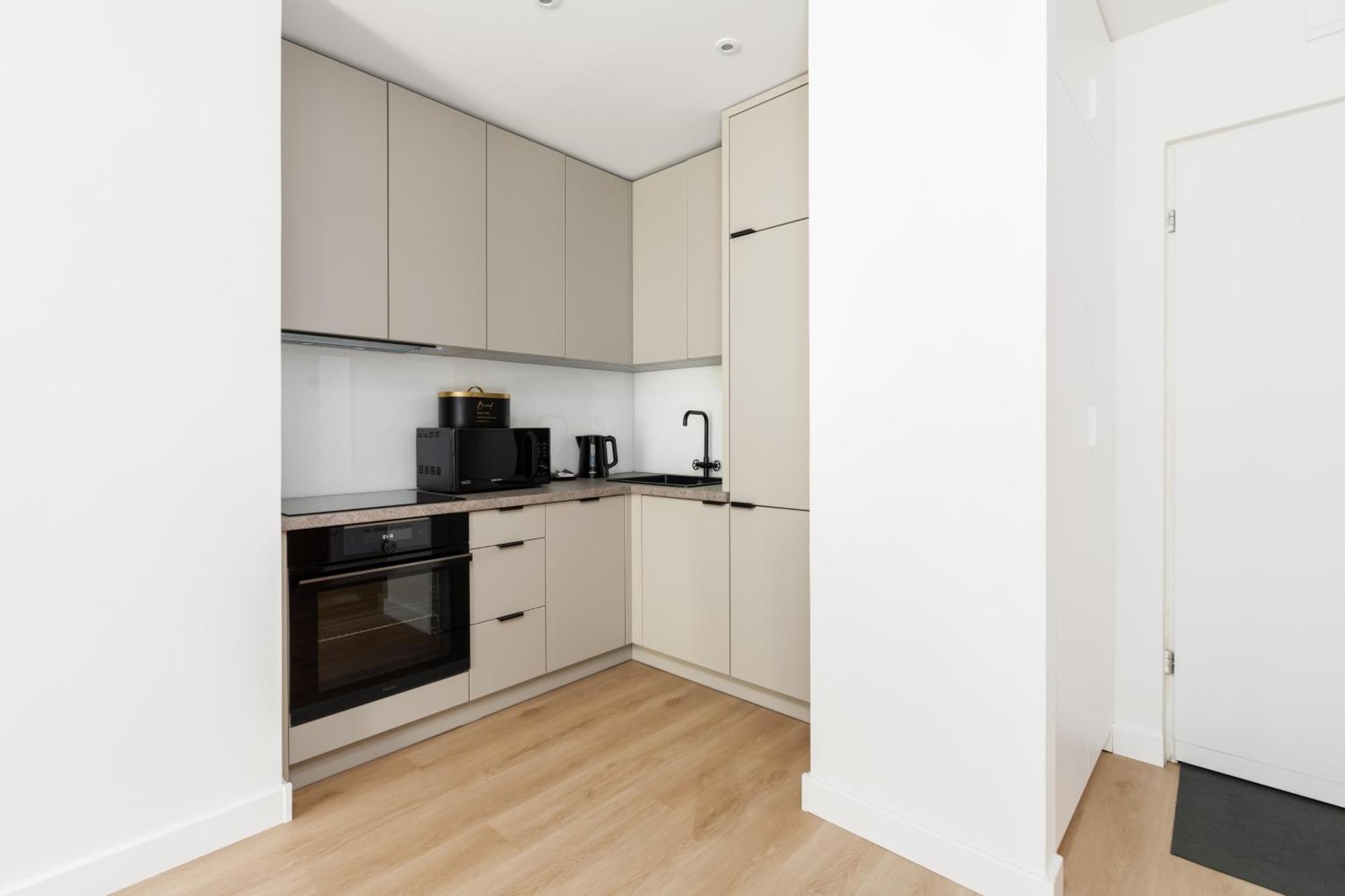 Cozy Black & White In Center With Free Garage By Renters Apartmán *