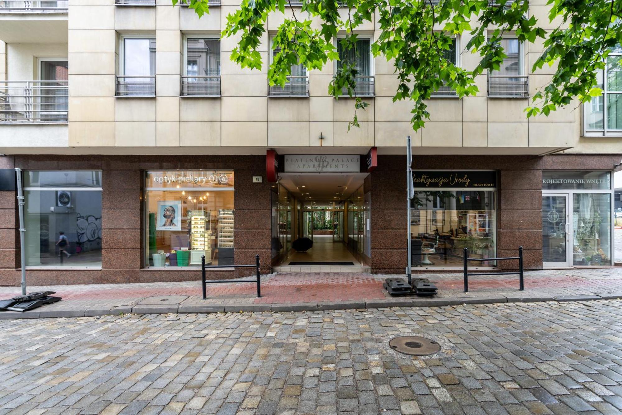 Cozy Black & White In Center With Free Garage By Renters Poznaň