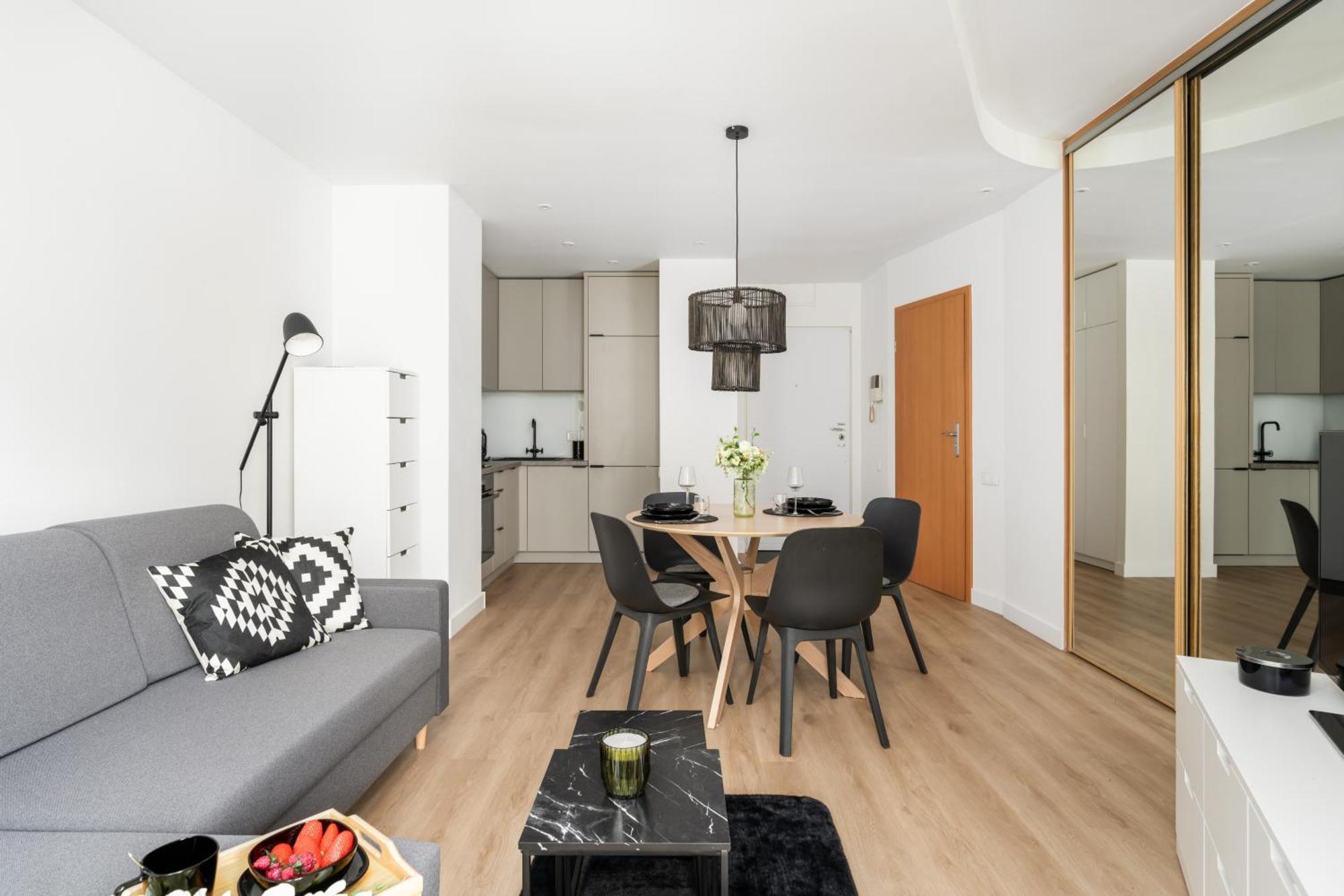 Cozy Black & White In Center With Free Garage By Renters Apartmán
