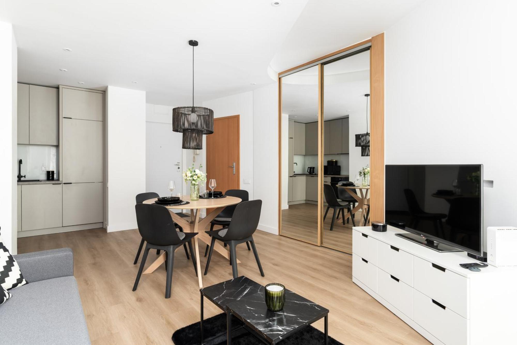 Cozy Black & White In Center With Free Garage By Renters *