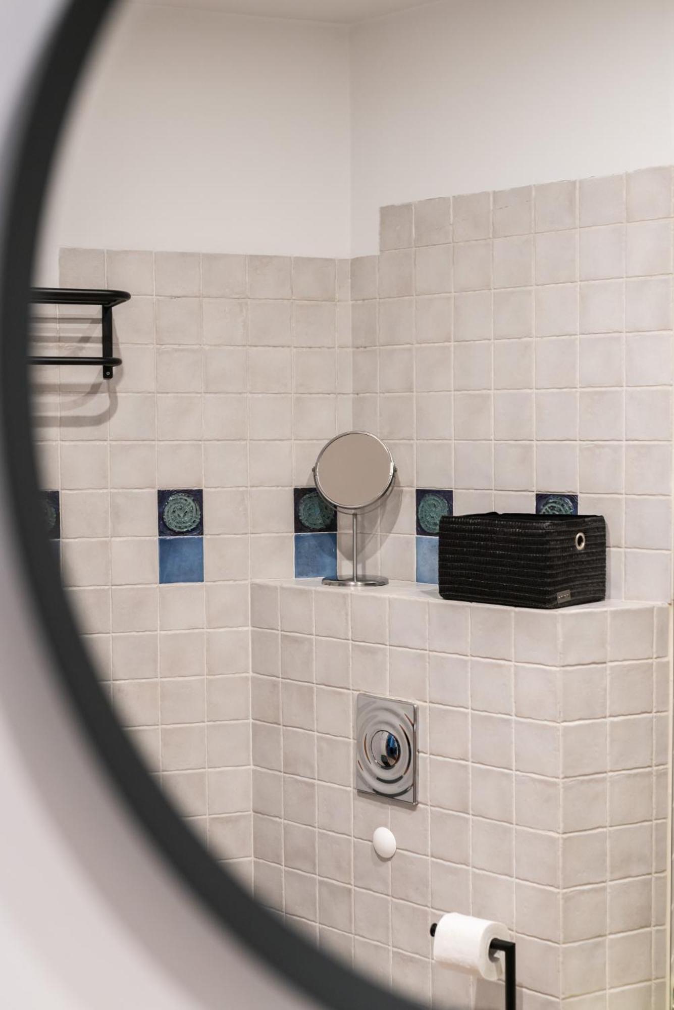 Cozy Black & White In Center With Free Garage By Renters Poznaň