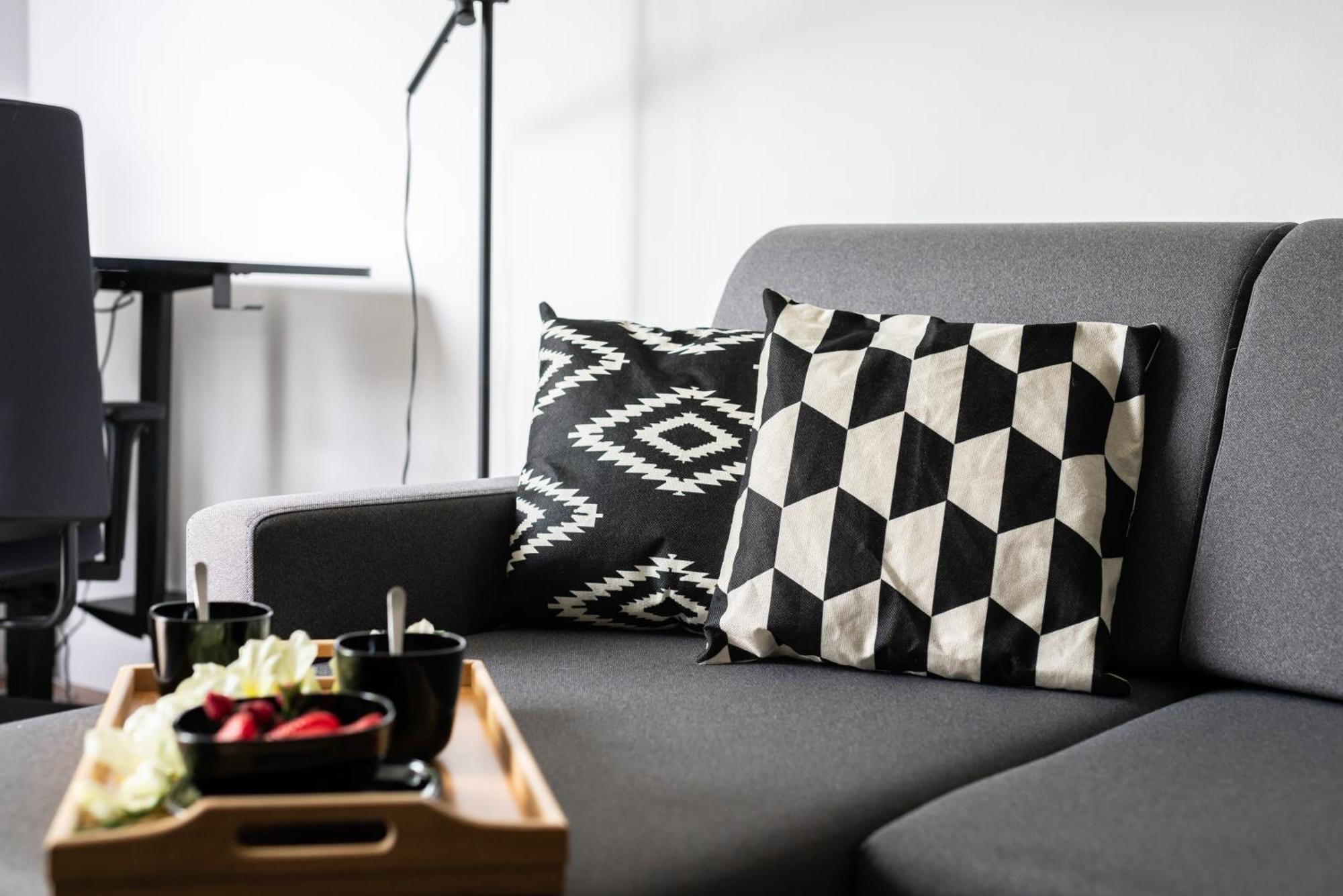 Cozy Black & White In Center With Free Garage By Renters
