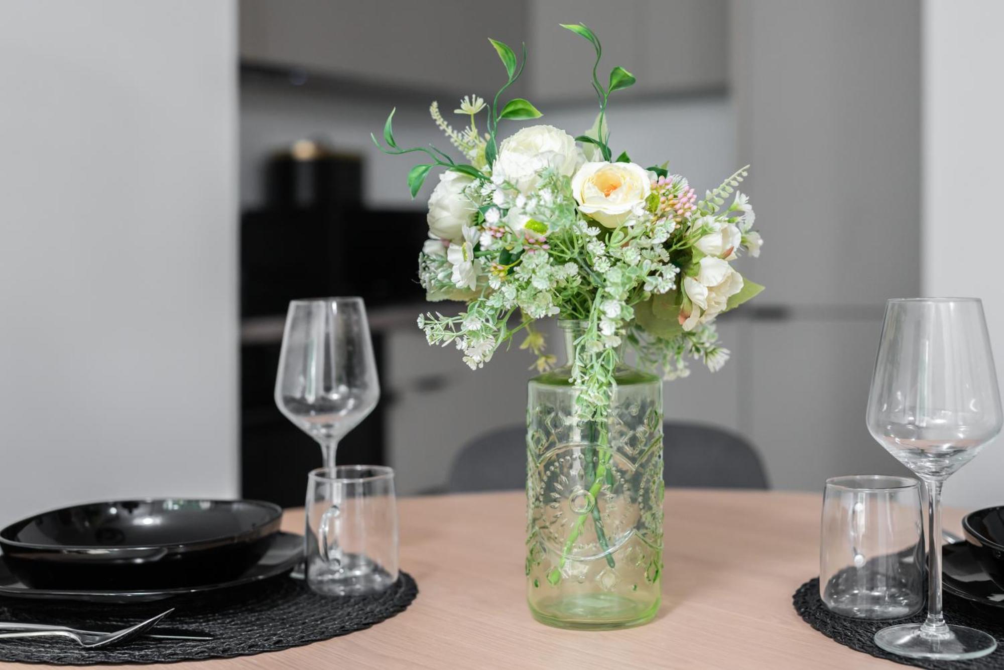 Cozy Black & White In Center With Free Garage By Renters *