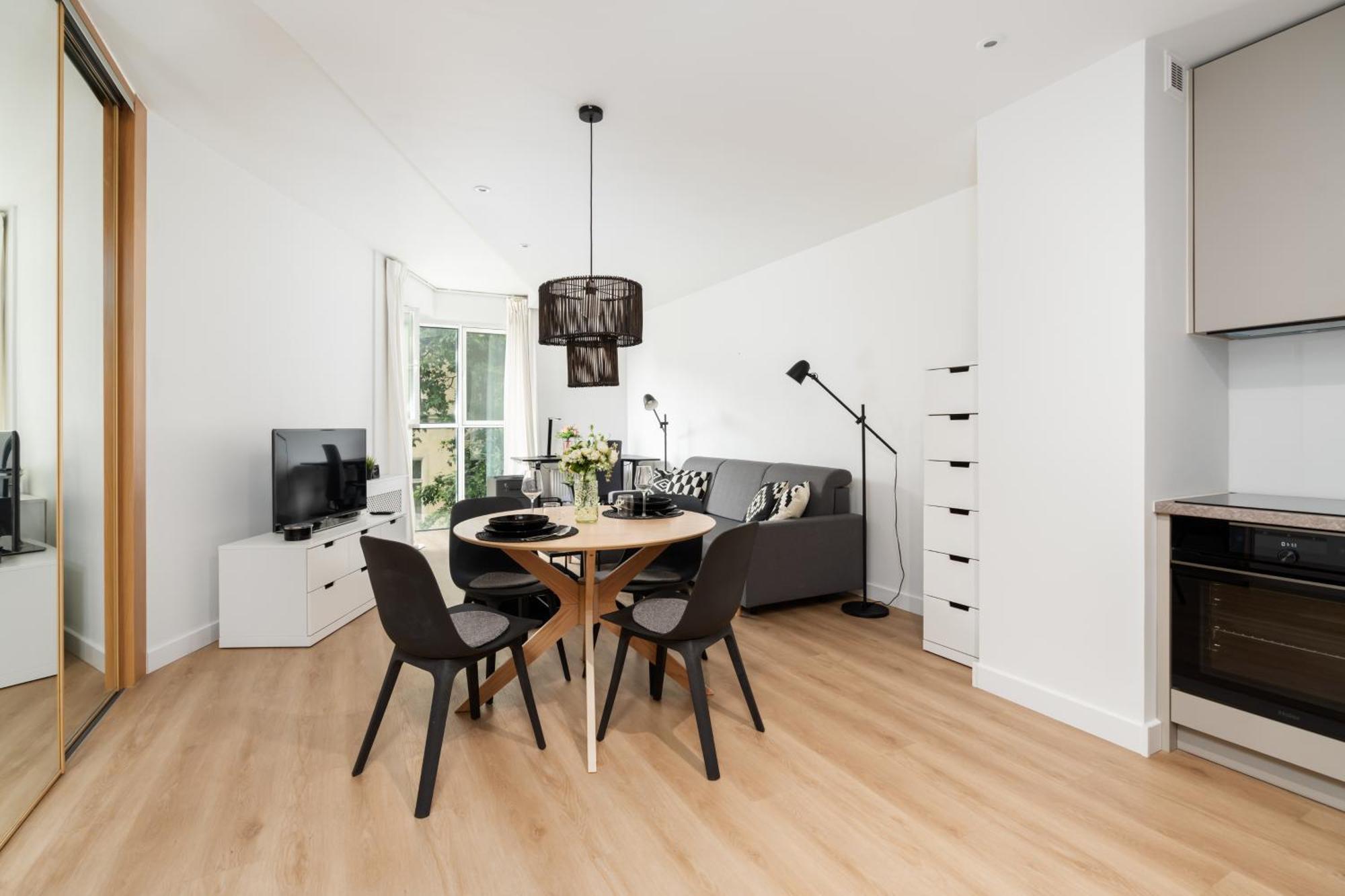 Apartment Cozy Black & White In Center With Free Garage By Renters Poznan