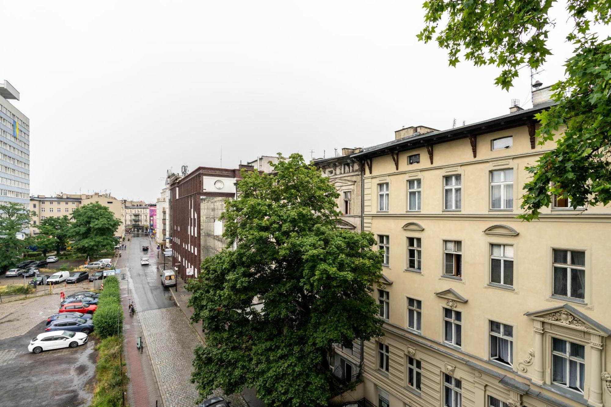 Cozy Black & White In Center With Free Garage By Renters Apartment Poznan