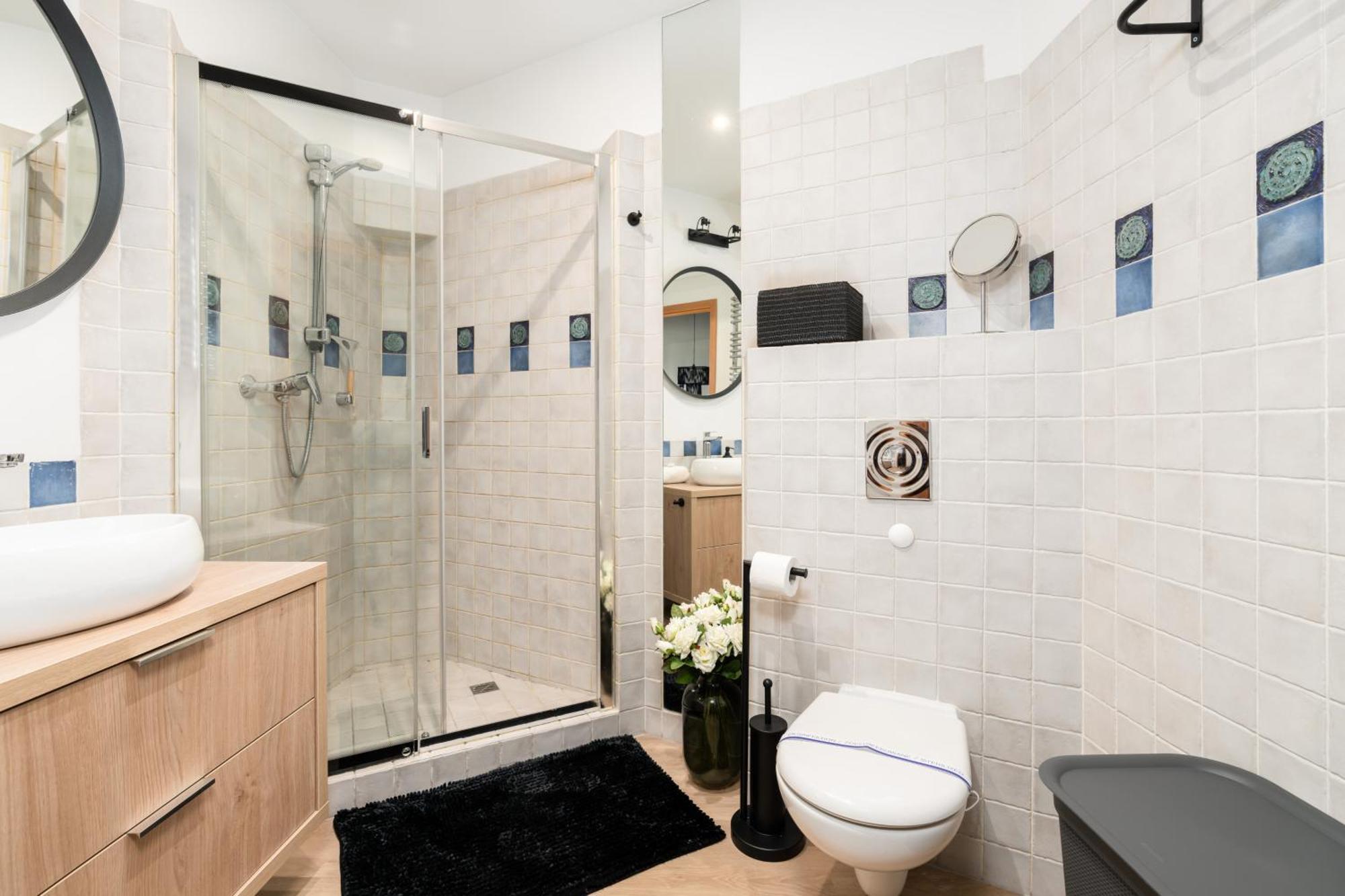 Cozy Black & White In Center With Free Garage By Renters Apartment