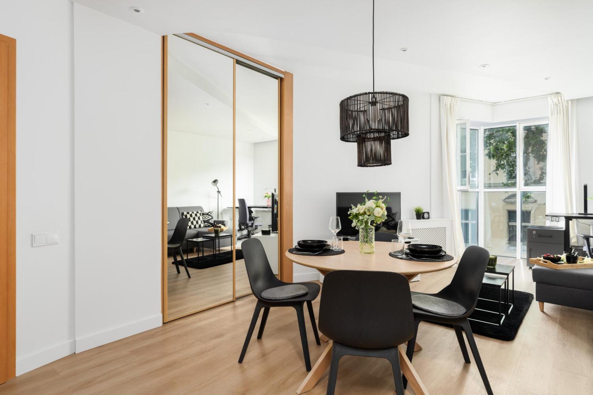 Apartment Cozy Black & White In Center With Free Garage By Renters *