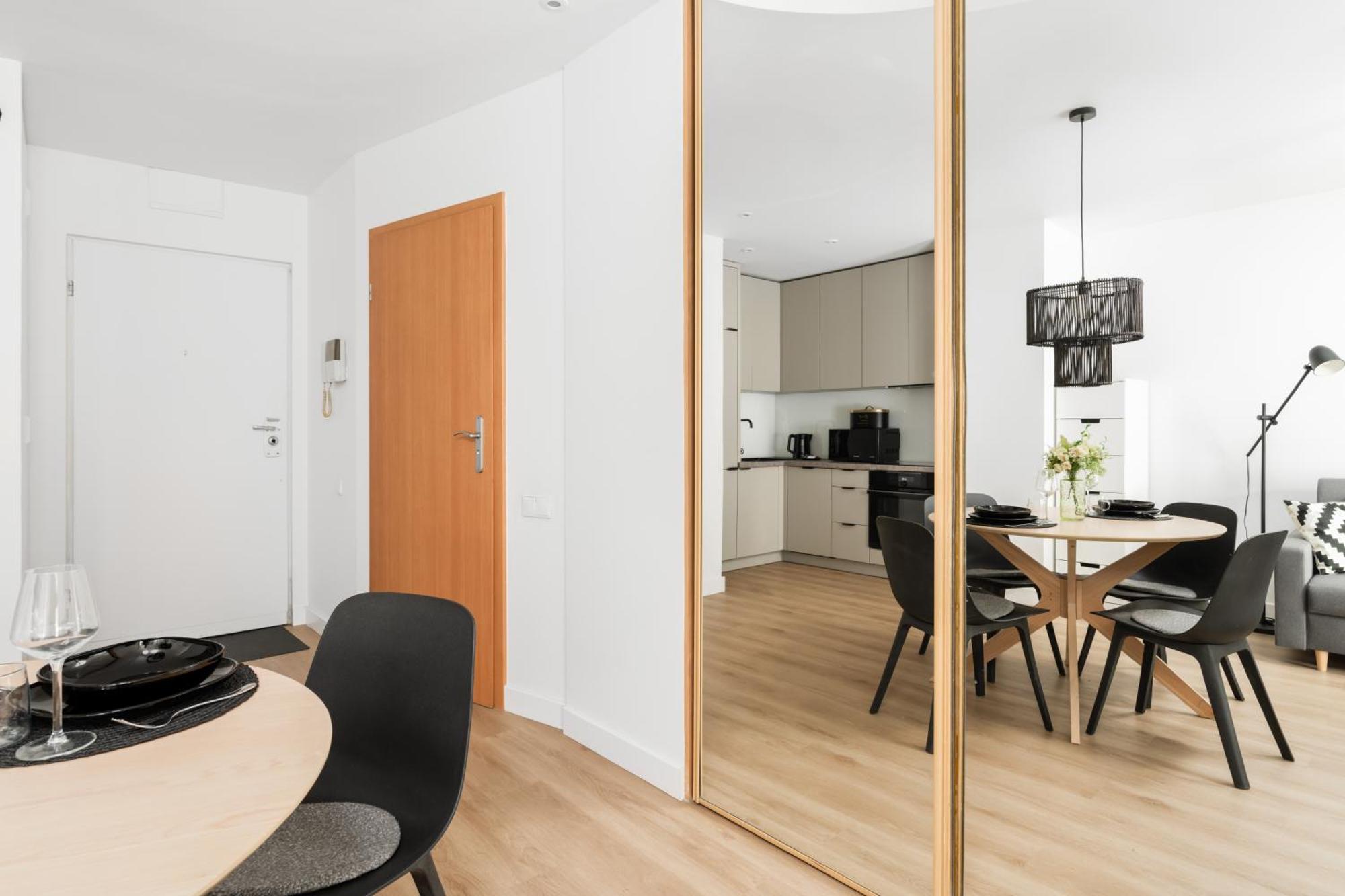 Apartment Cozy Black & White In Center With Free Garage By Renters *