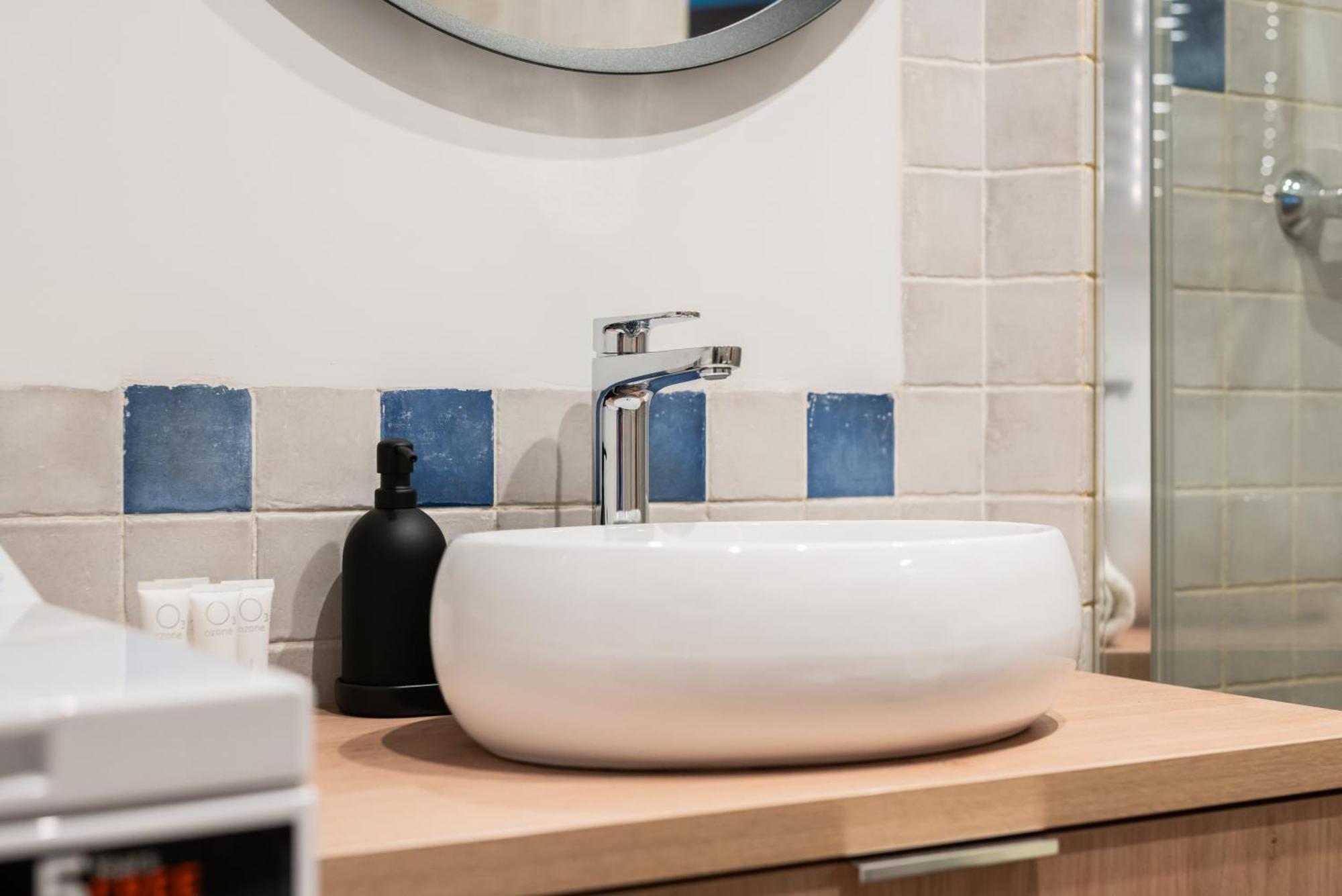 Cozy Black & White In Center With Free Garage By Renters Apartment Poznan