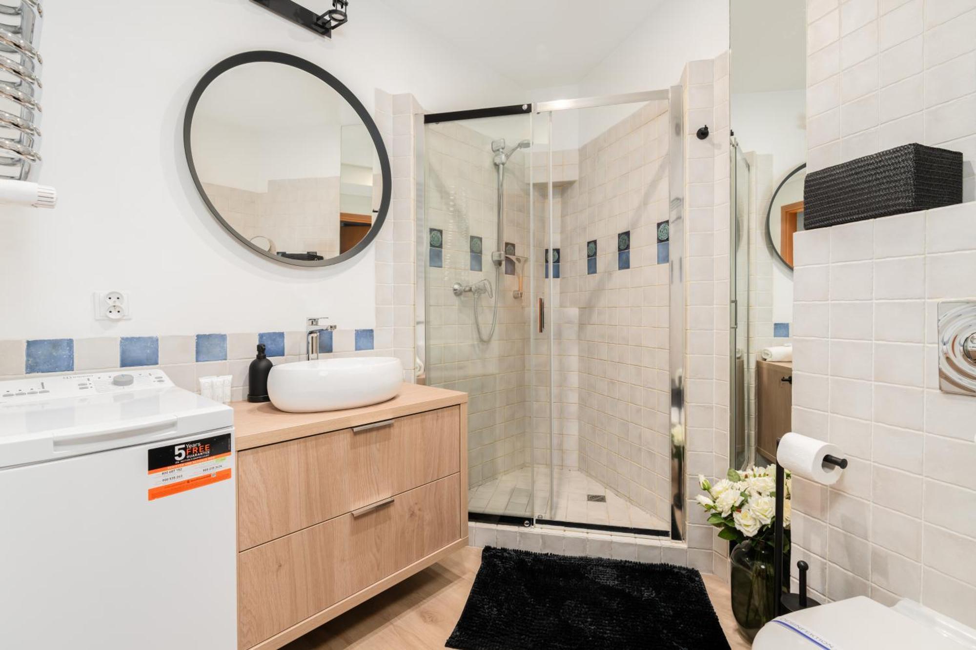 Apartment Cozy Black & White In Center With Free Garage By Renters Poznan